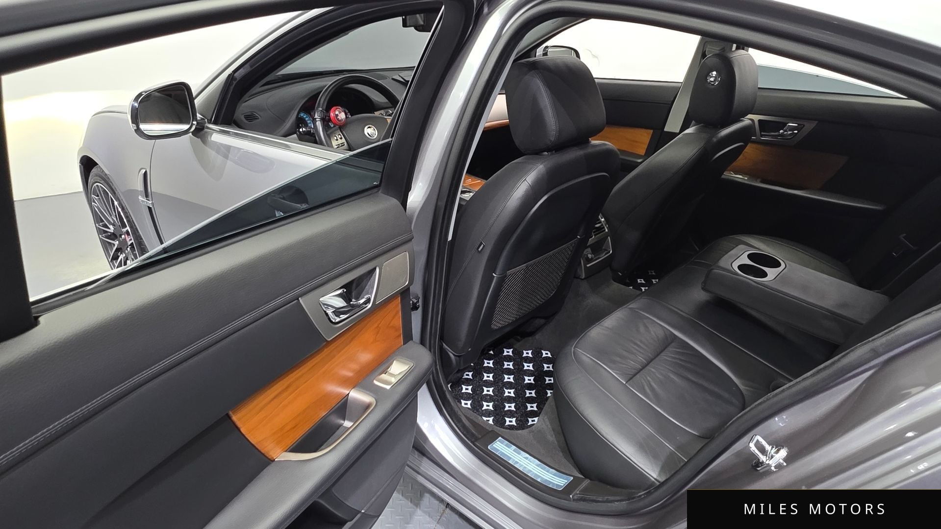 Jaguar XF 2011 — миниатюра 11