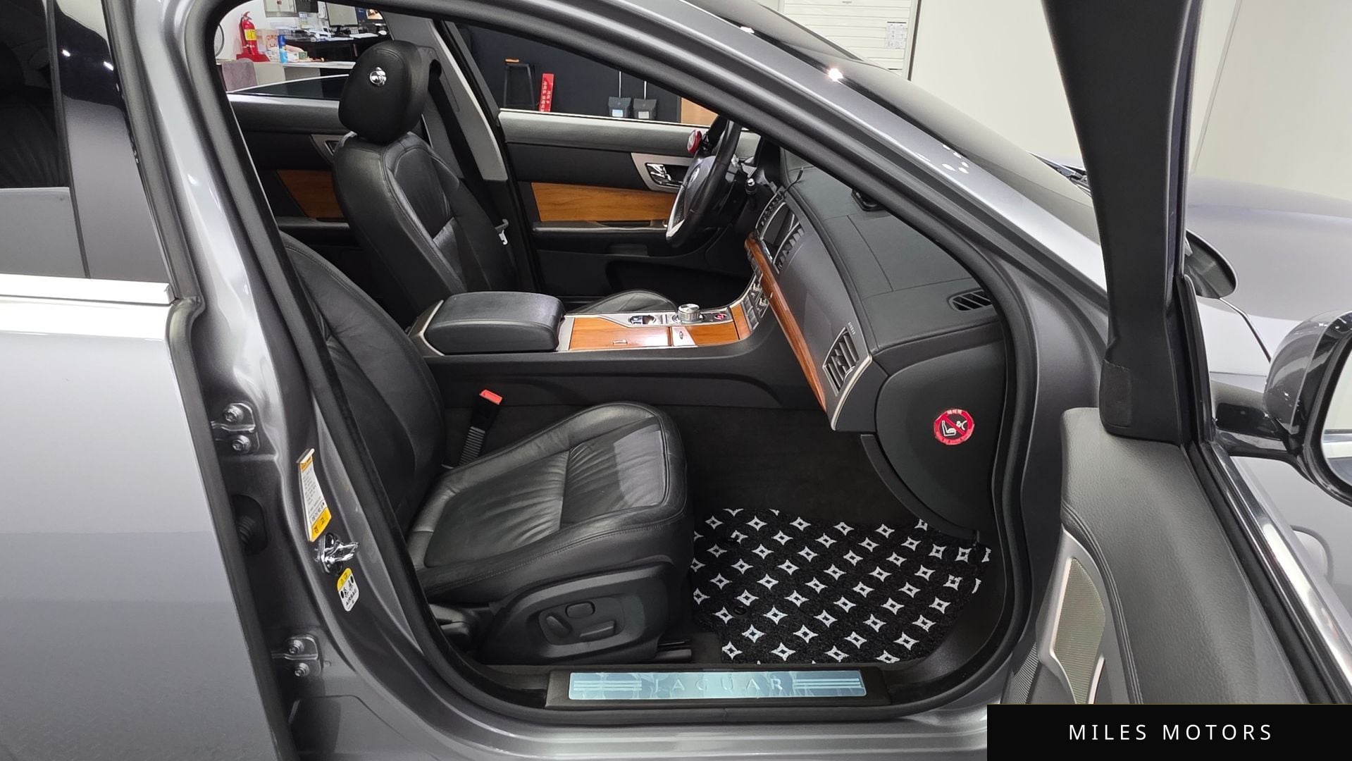 Jaguar XF 2011 — миниатюра 12