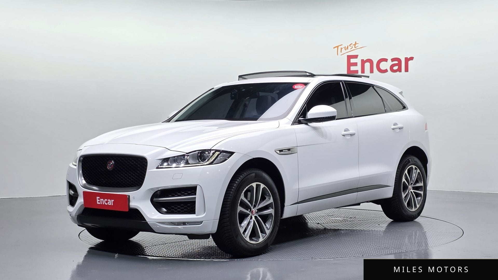 Jaguar F-PACE 2017 — фото 1 из 12