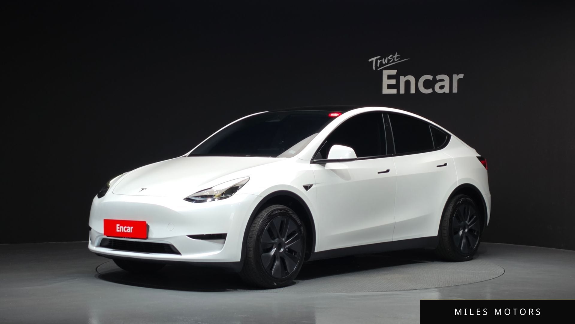 Tesla Model Y 2024 — фото 1 из 12