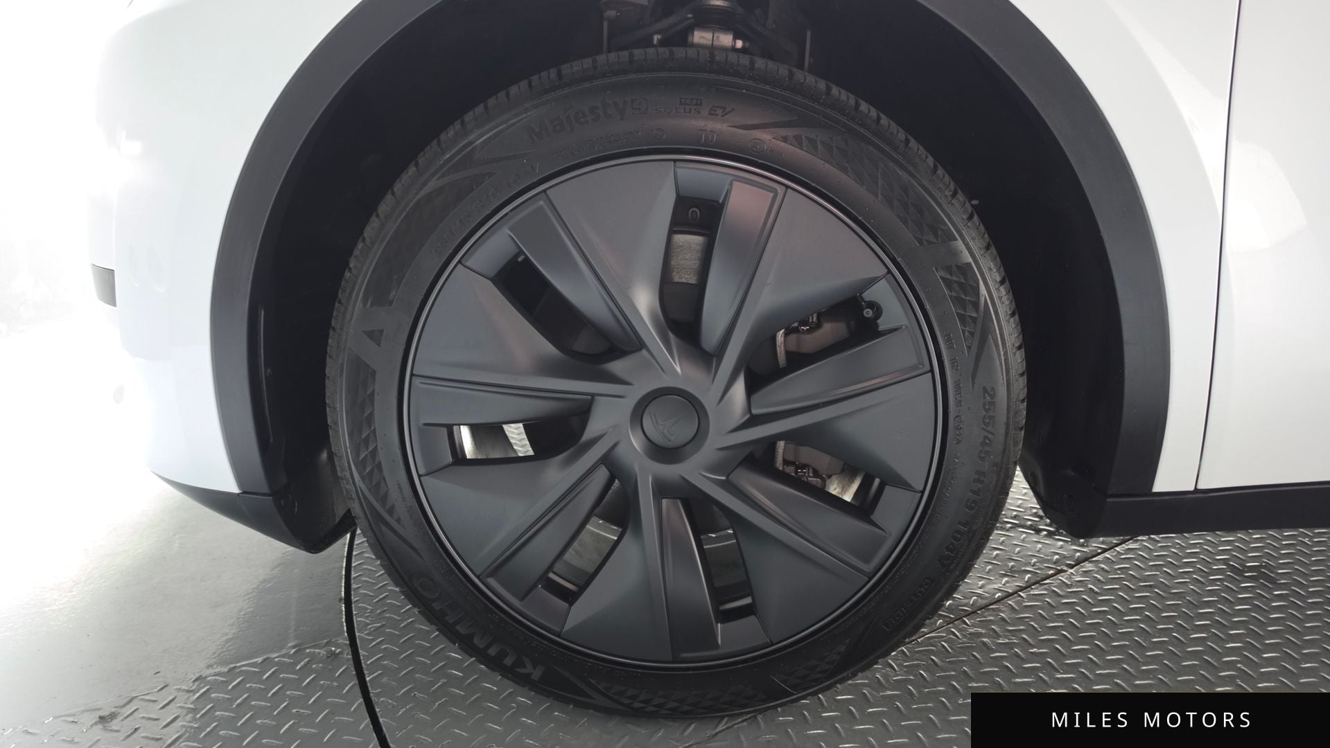 Tesla Model Y 2024 — миниатюра 5