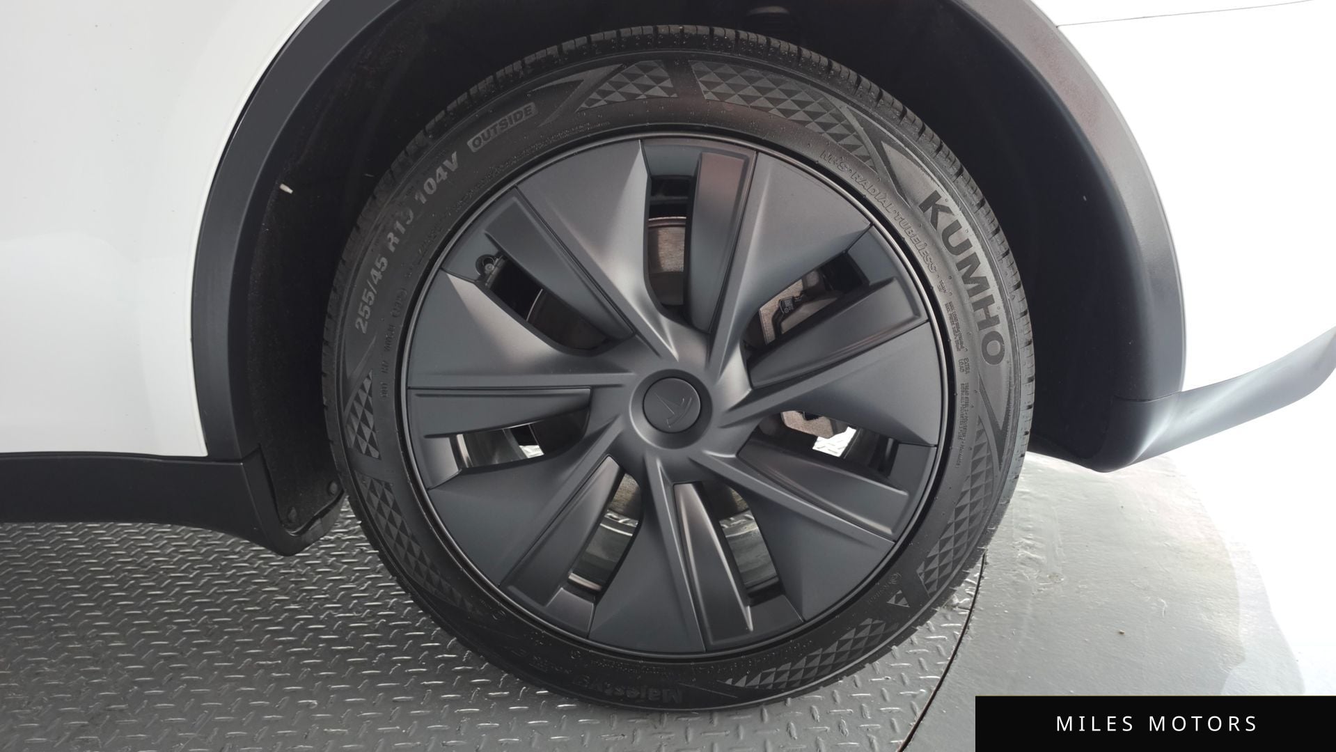 Tesla Model Y 2024 — миниатюра 7