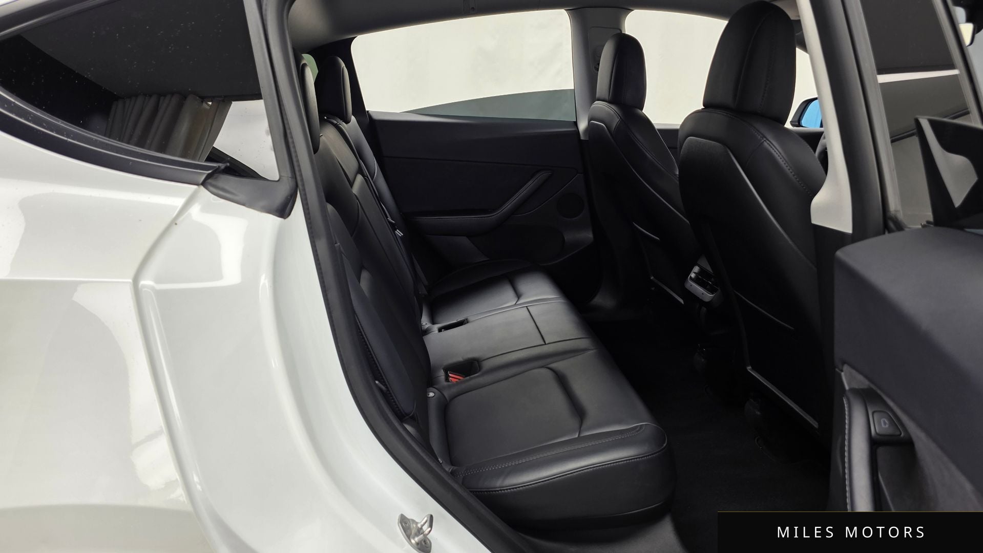 Tesla Model Y 2022 — миниатюра 12