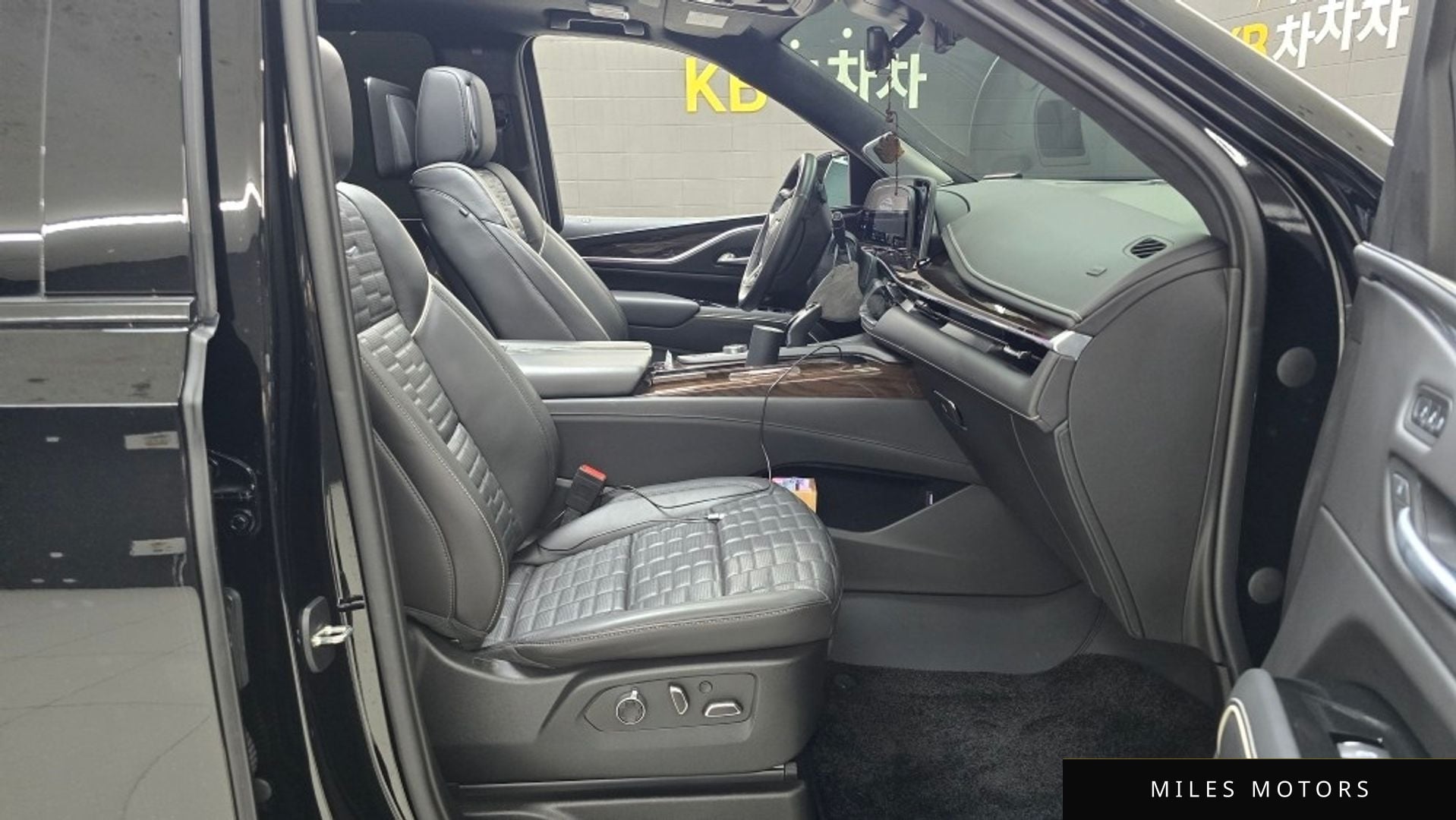 Cadillac Escalade 2023 — миниатюра 8