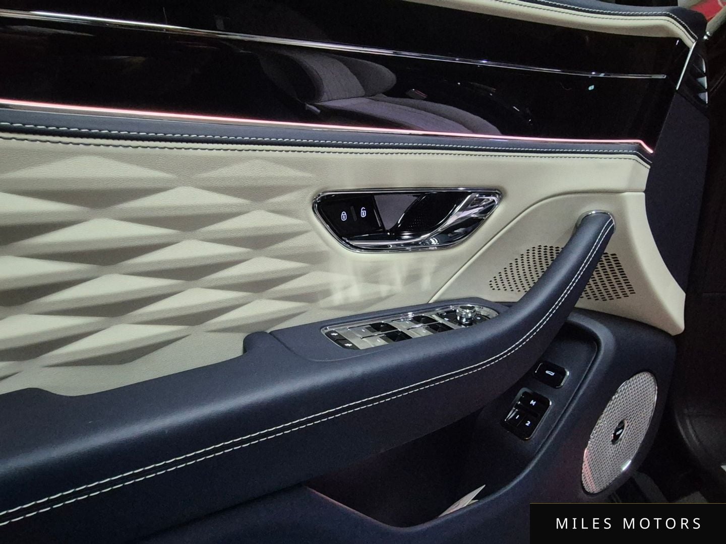 Bentley Flying Spur 2023 — миниатюра 10