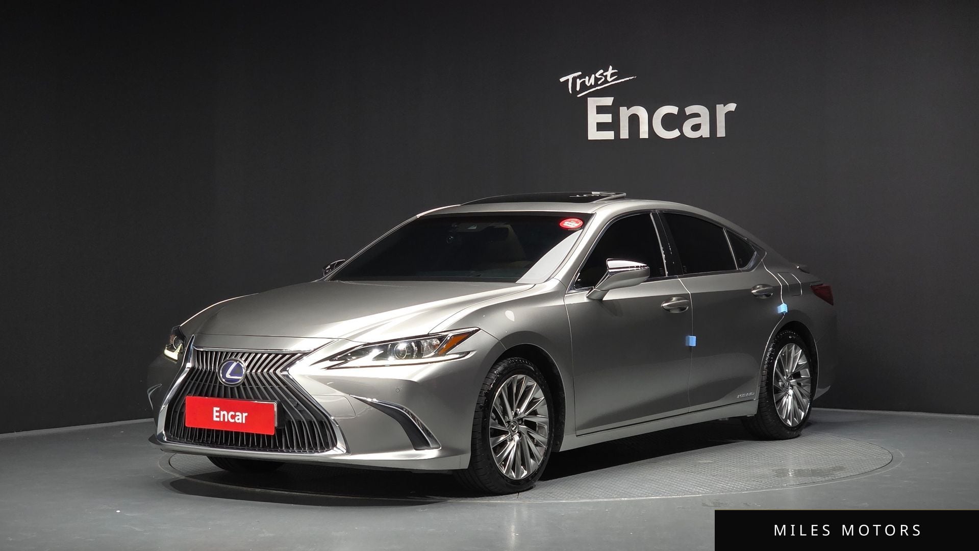 Лексус ES300h 2019 — фото 1 из 12