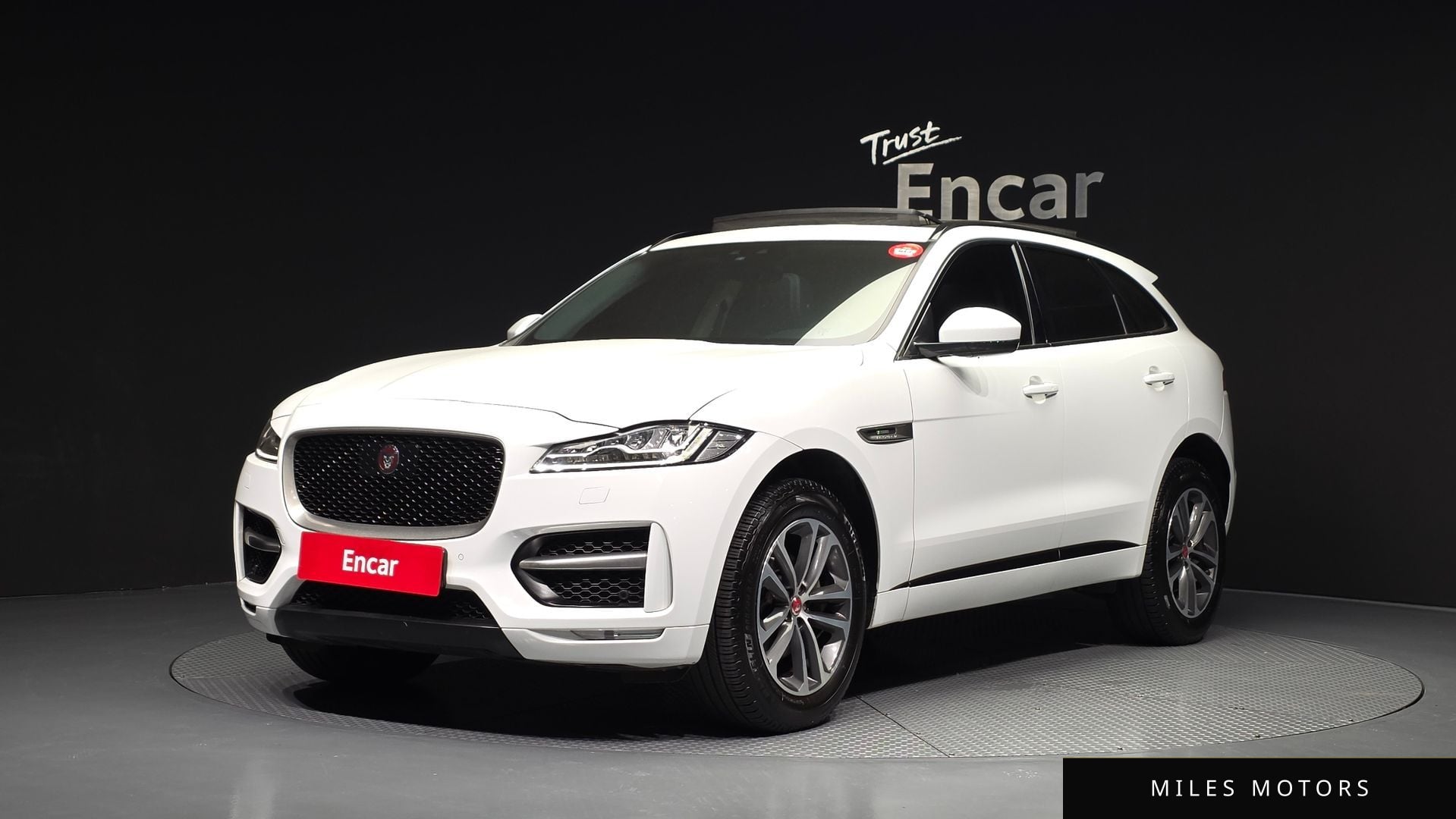 Jaguar F-PACE 2019 — фото 1 из 12