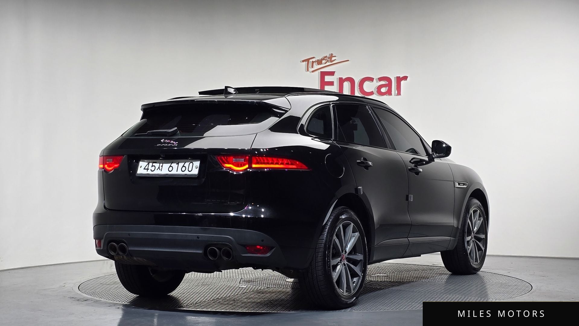 Jaguar F-PACE 2019 — фото 1 из 12