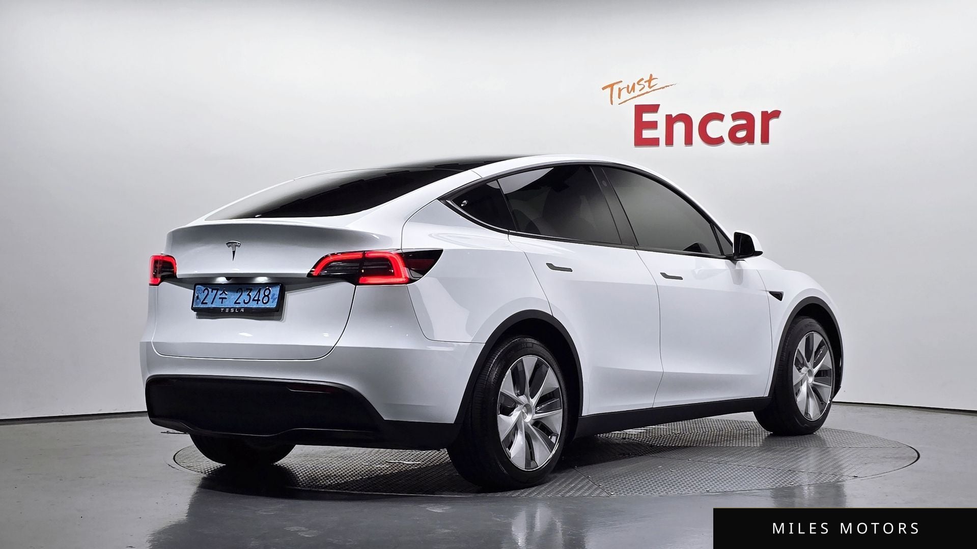 Tesla Model Y 2023 — миниатюра 2