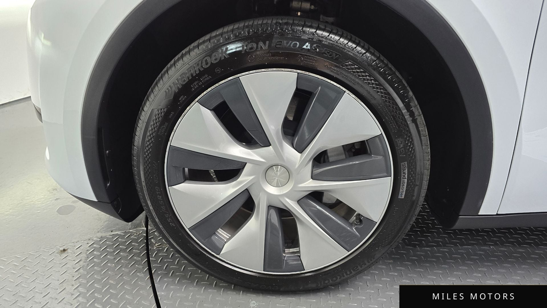 Tesla Model Y 2023 — миниатюра 5