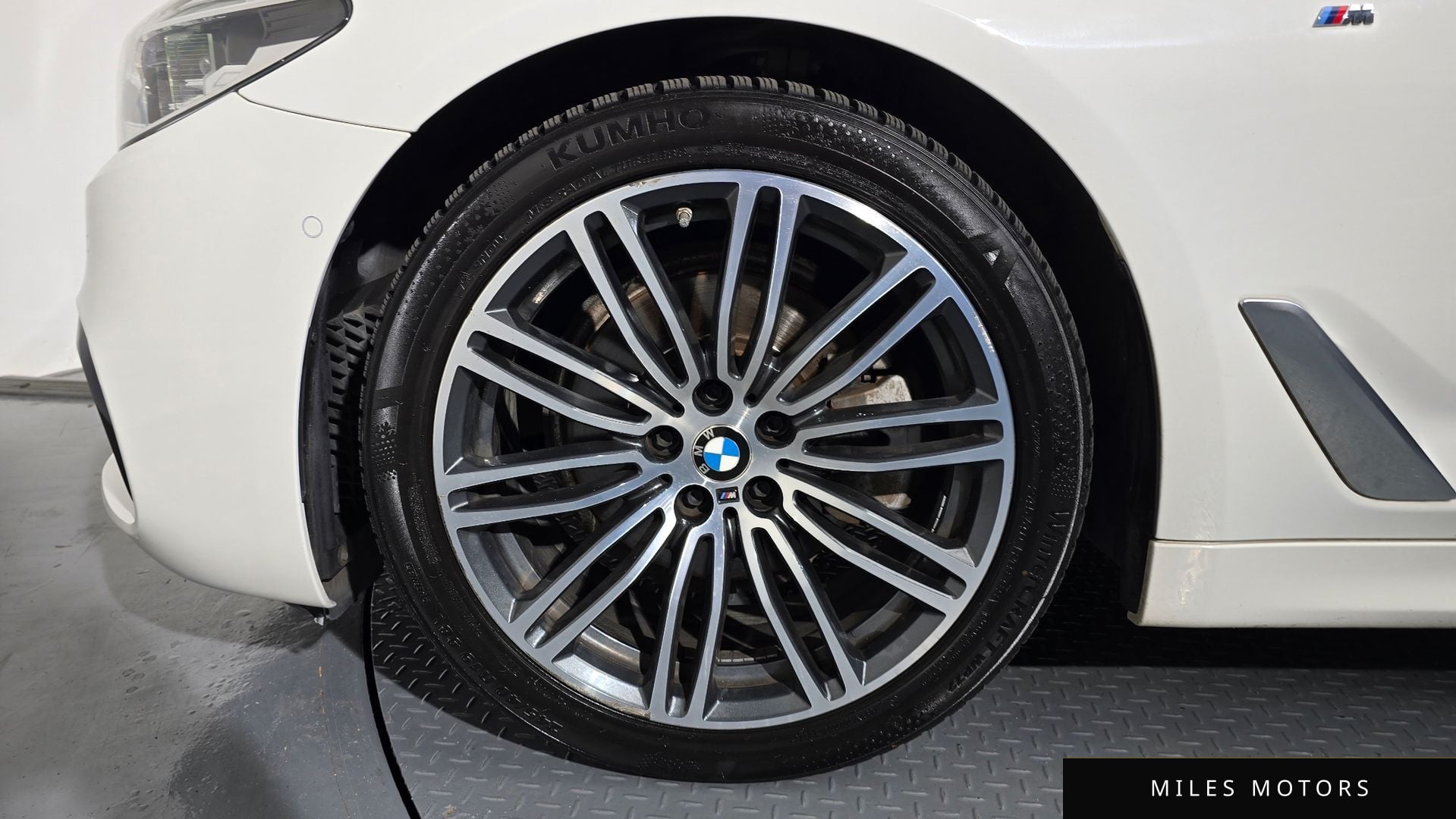 BMW 5 Series (G30) 2020 — миниатюра 5