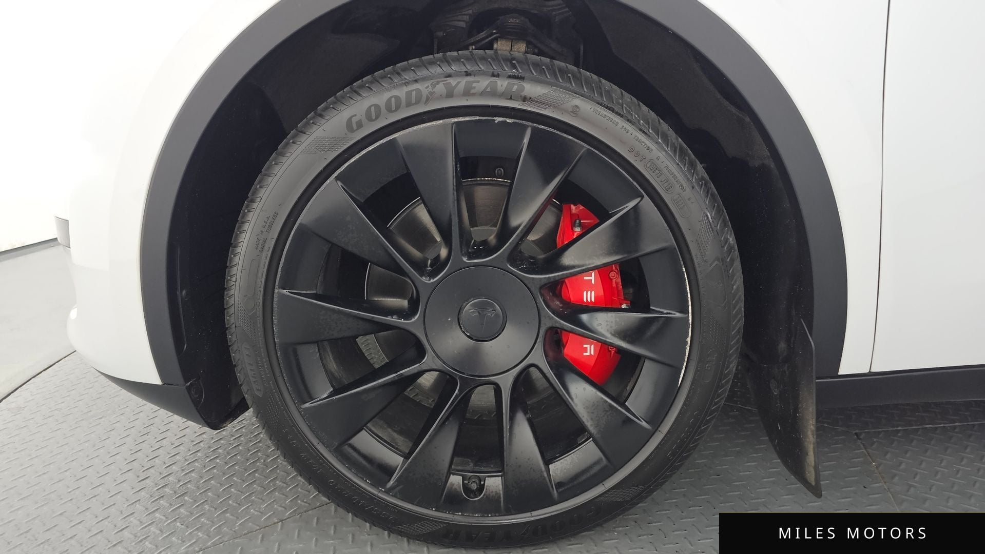 Tesla Model Y 2023 — миниатюра 4