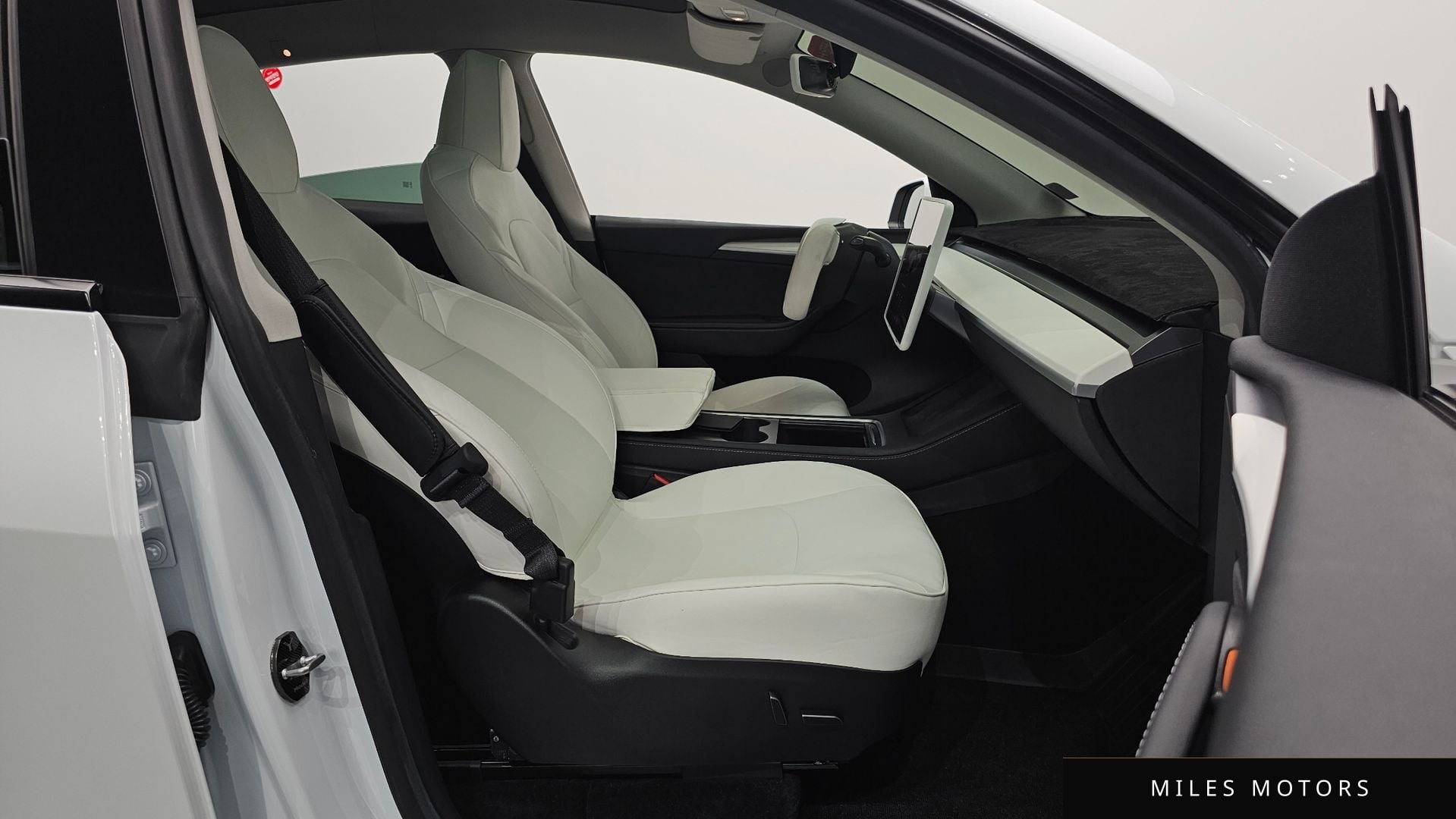 Tesla Model Y 2023 — миниатюра 12