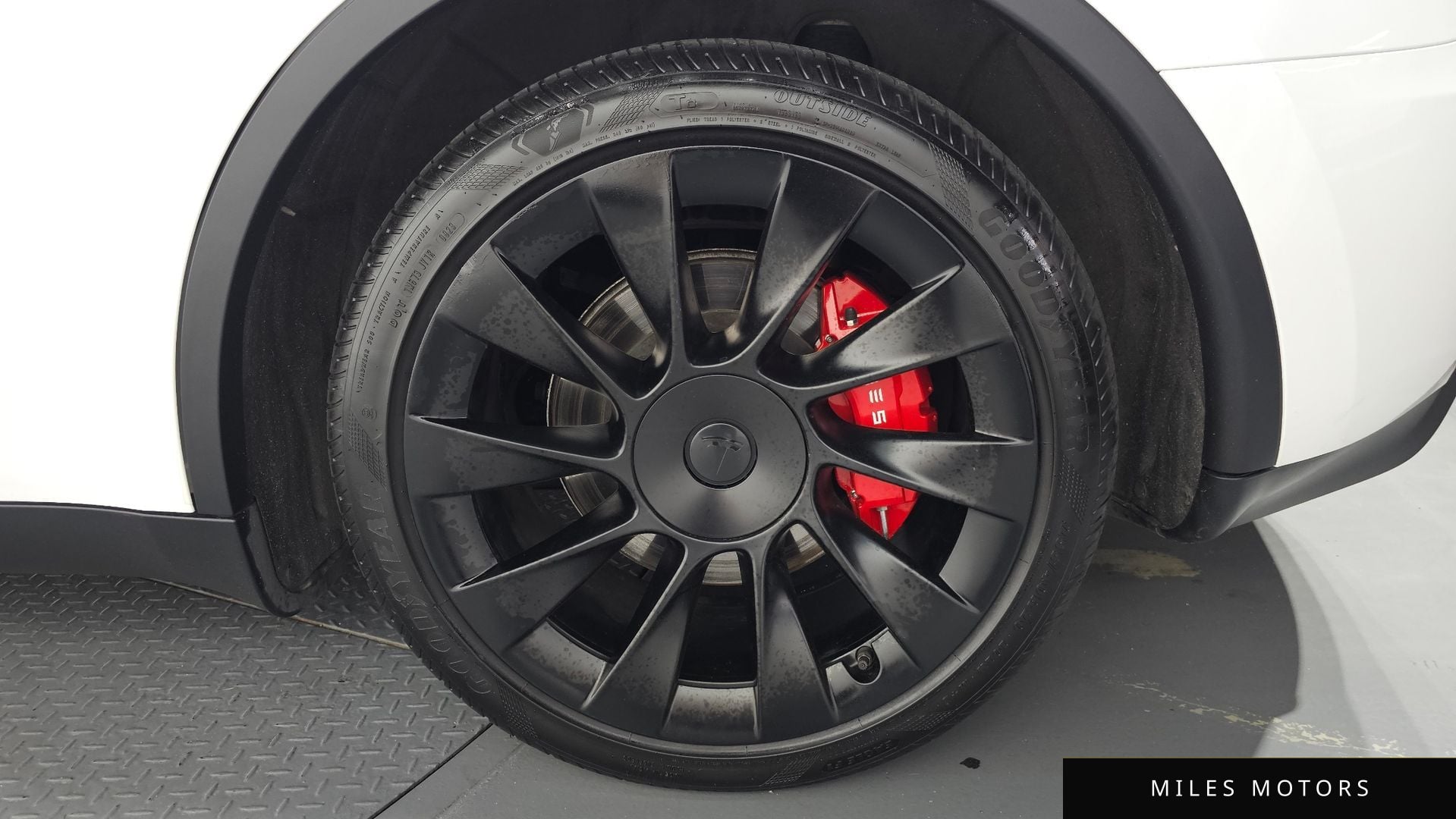 Tesla Model Y 2023 — миниатюра 6