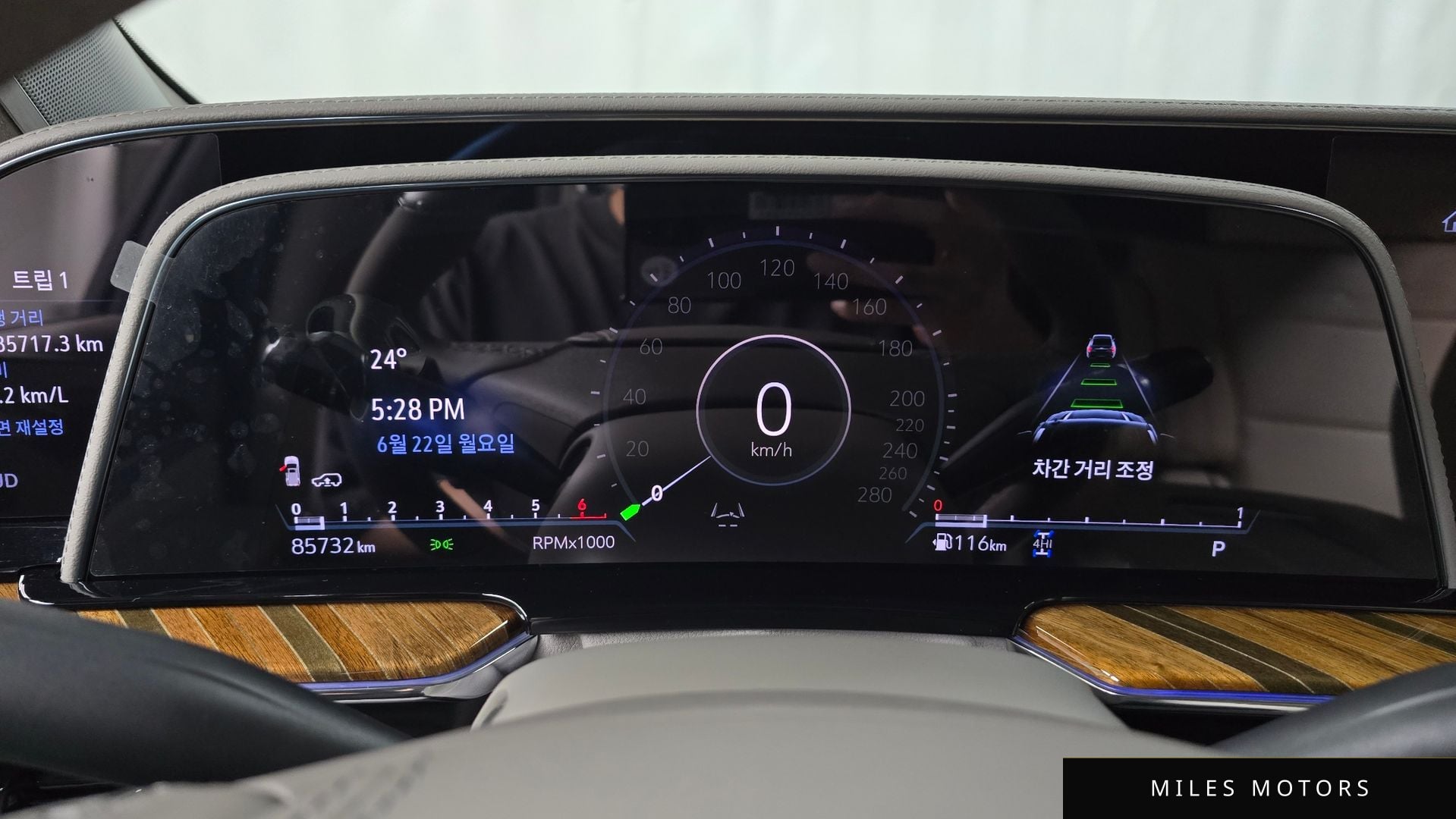 Cadillac Escalade 2023 — миниатюра 11
