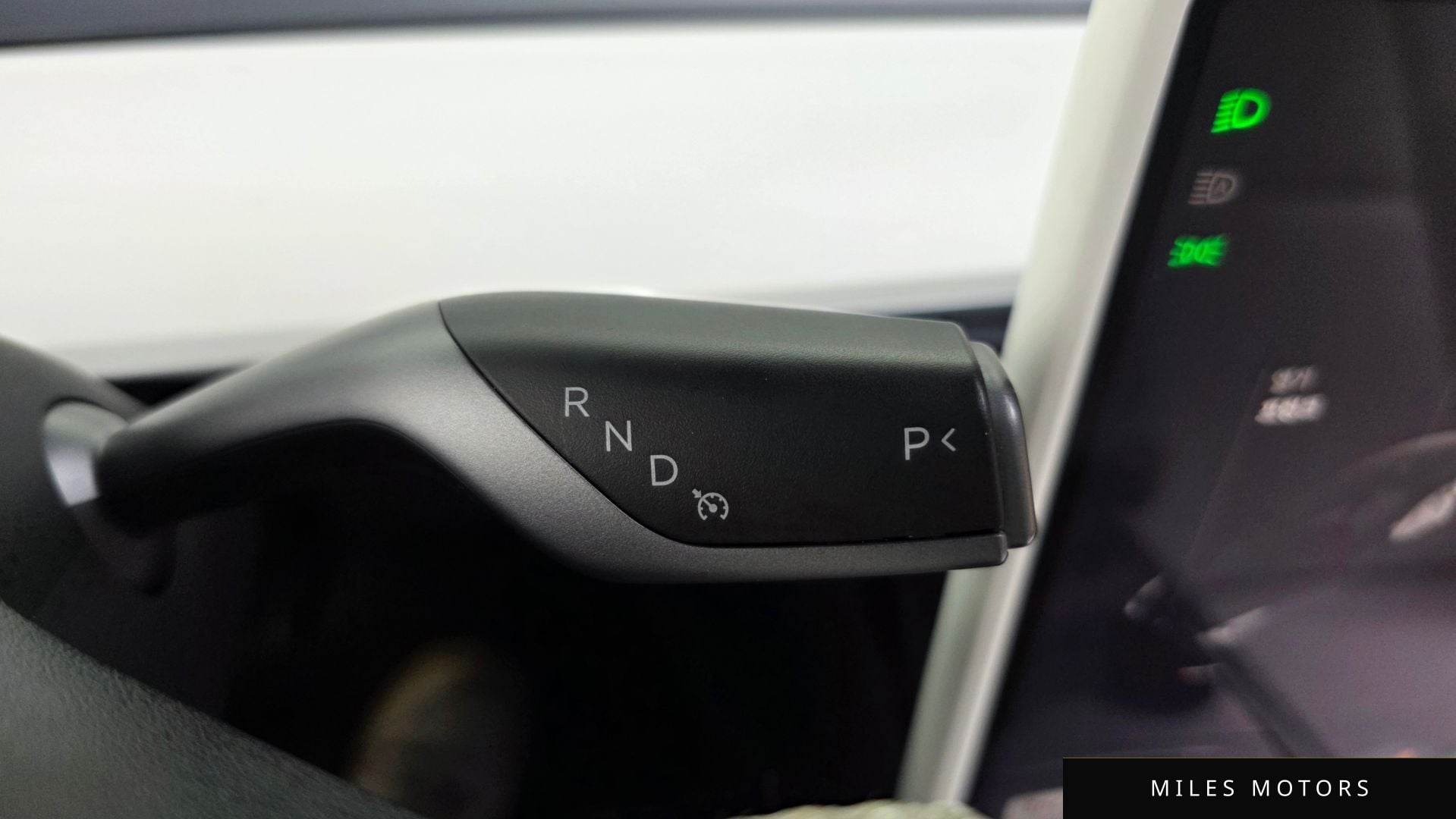 Tesla Model Y 2024 — миниатюра 12