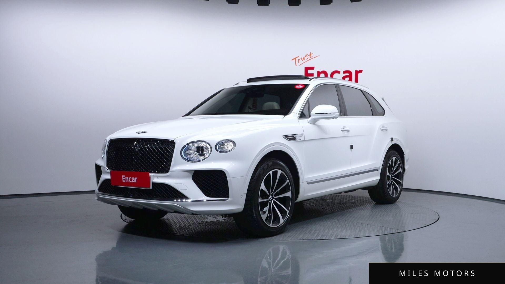 Bentley Bentayga 2024 — фото 1 из 12