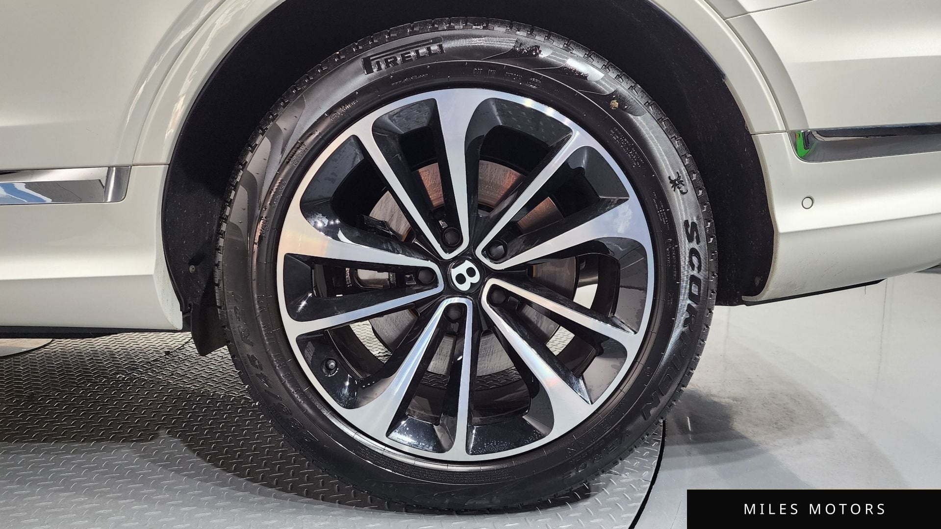 Bentley Bentayga 2024 — миниатюра 7