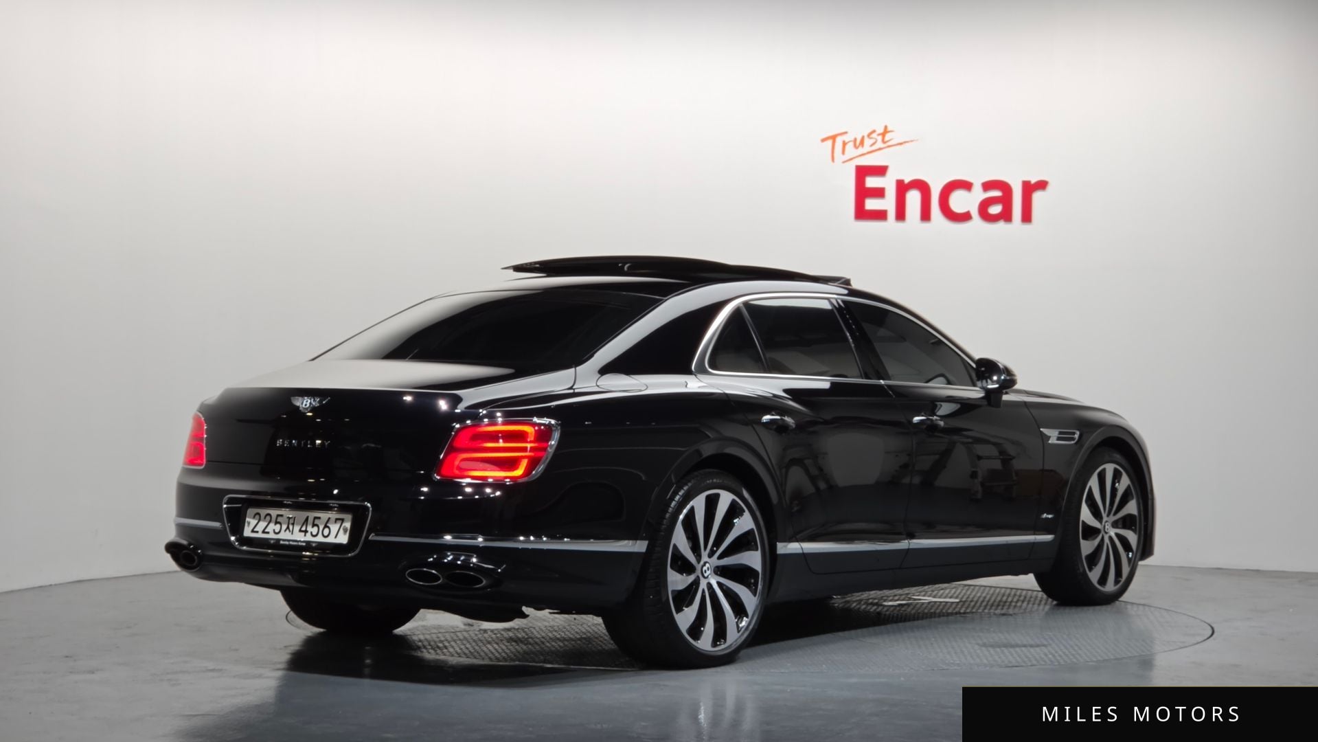Bentley Flying Spur 2023 — миниатюра 2