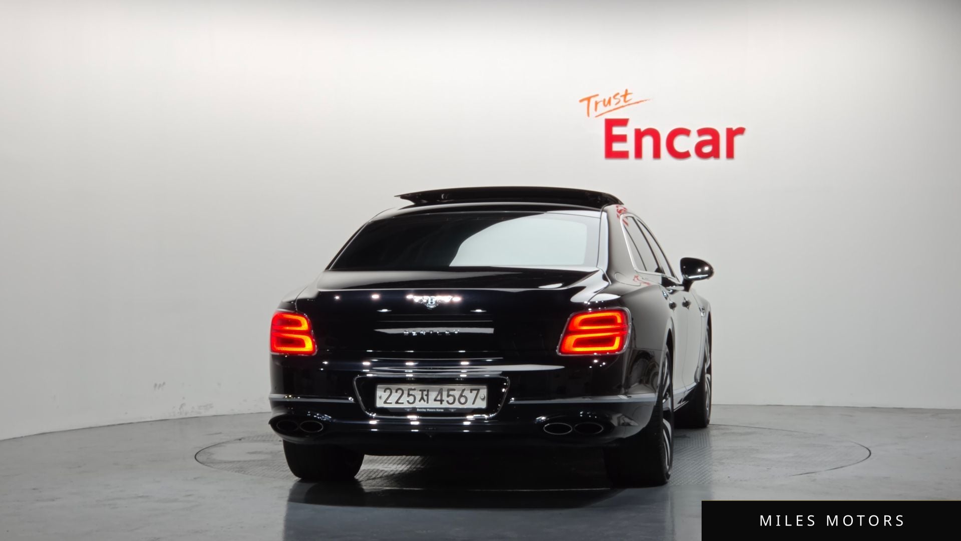 Bentley Flying Spur 2023 — миниатюра 4