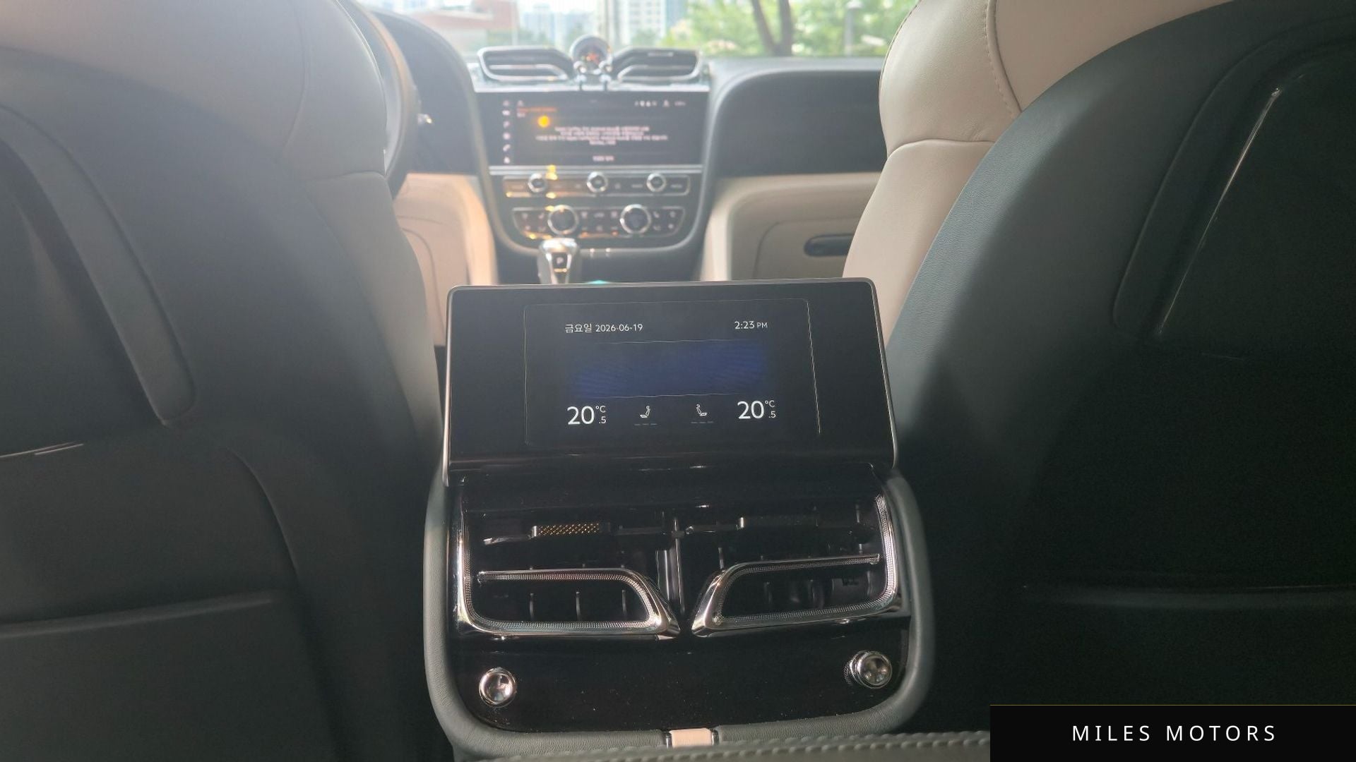 Bentley Bentayga 2025 — миниатюра 12