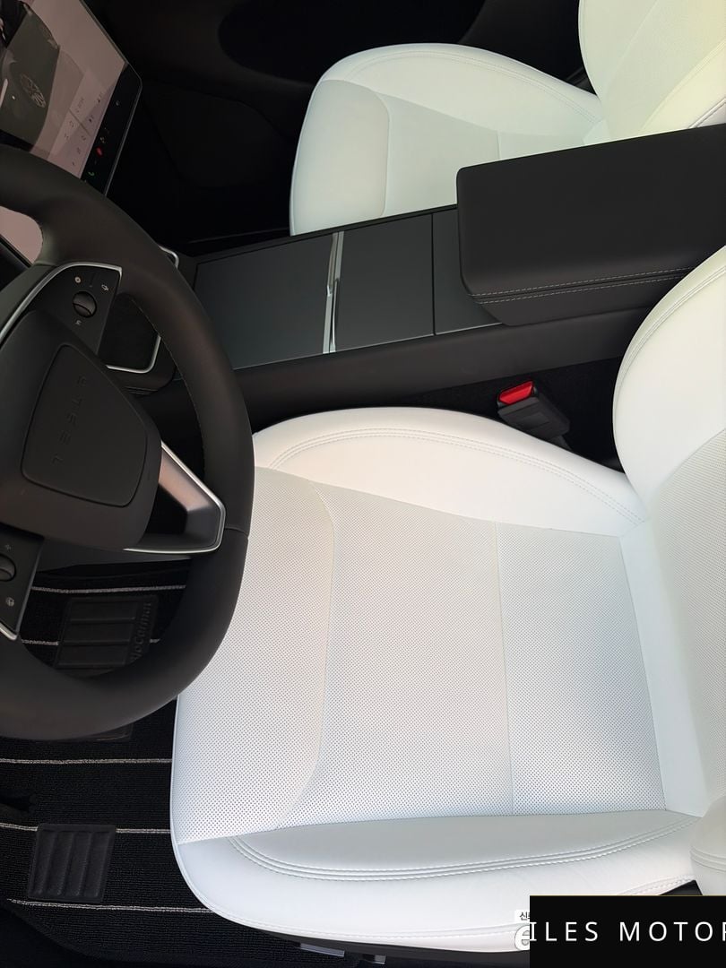 Tesla Model Y 2025 — миниатюра 10