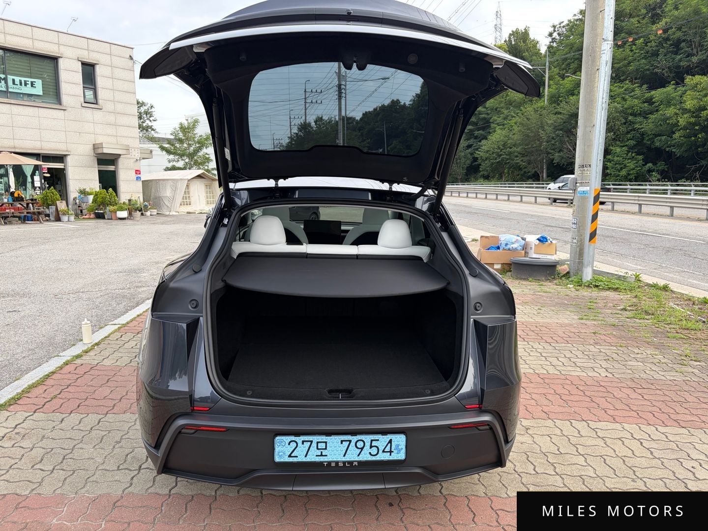 Tesla Model Y 2025 — миниатюра 12