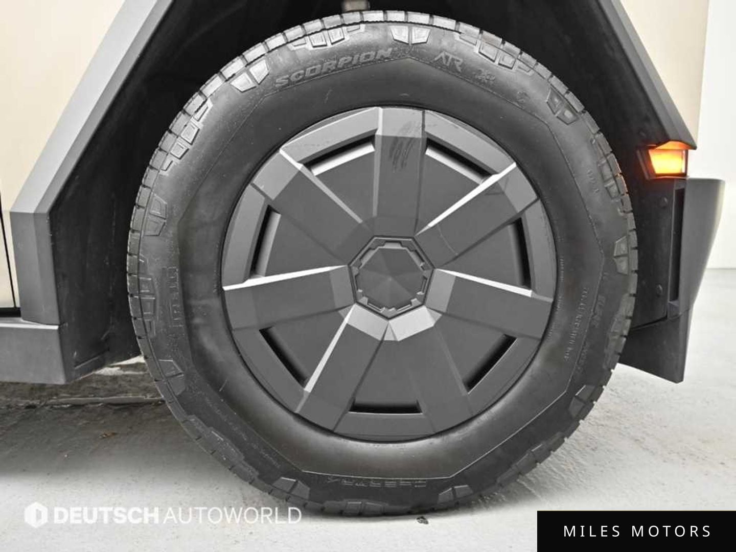 Tesla Cybertruck 2024 — миниатюра 5