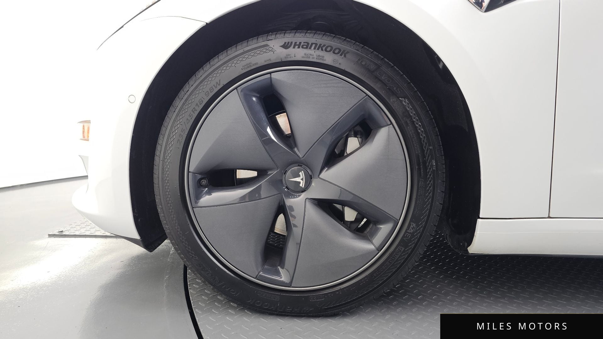 Tesla Model 3 2020 — миниатюра 5