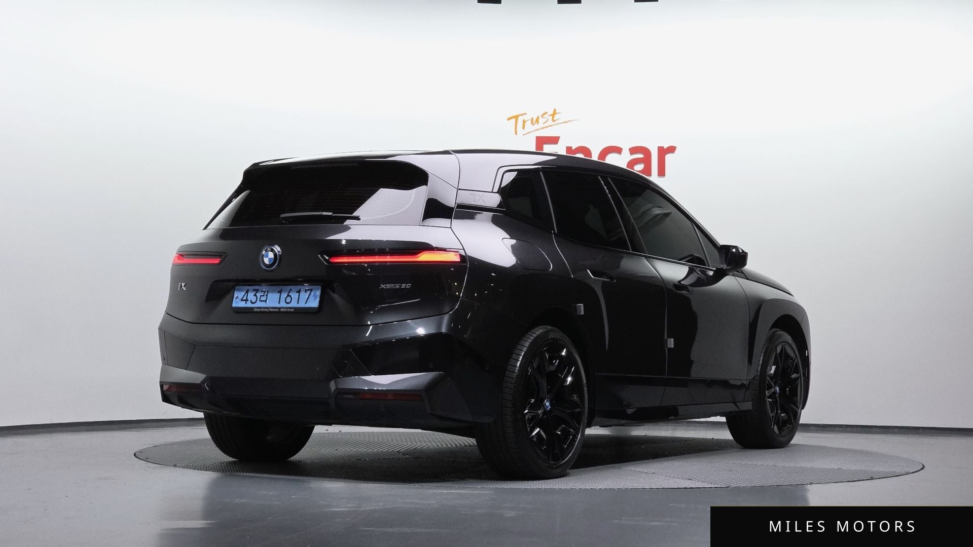 BMW iX 2023 — миниатюра 2