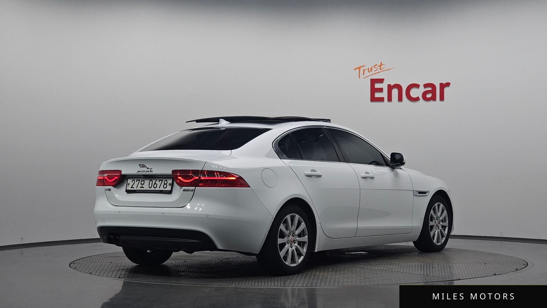 Jaguar XE 2016 — фото 1 из 12