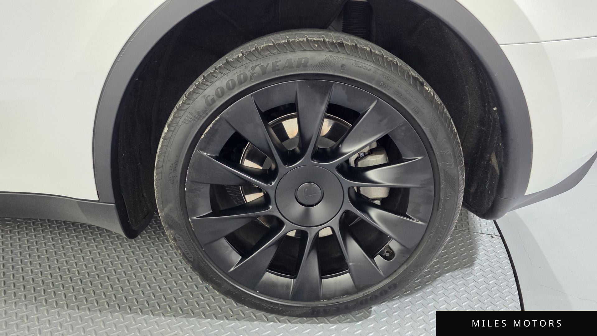 Tesla Model Y 2024 — миниатюра 7
