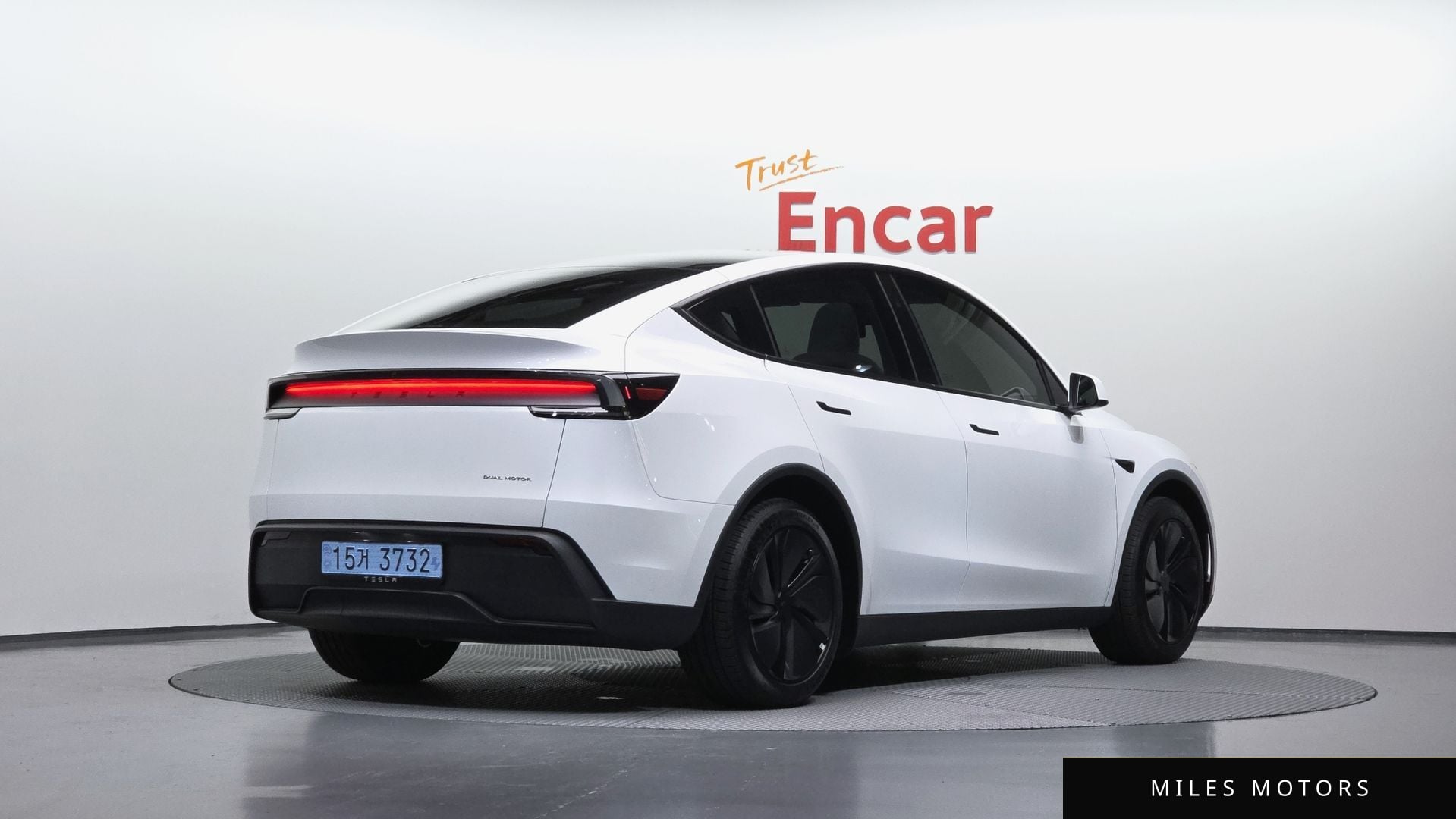 Tesla Model Y 2025 — миниатюра 2