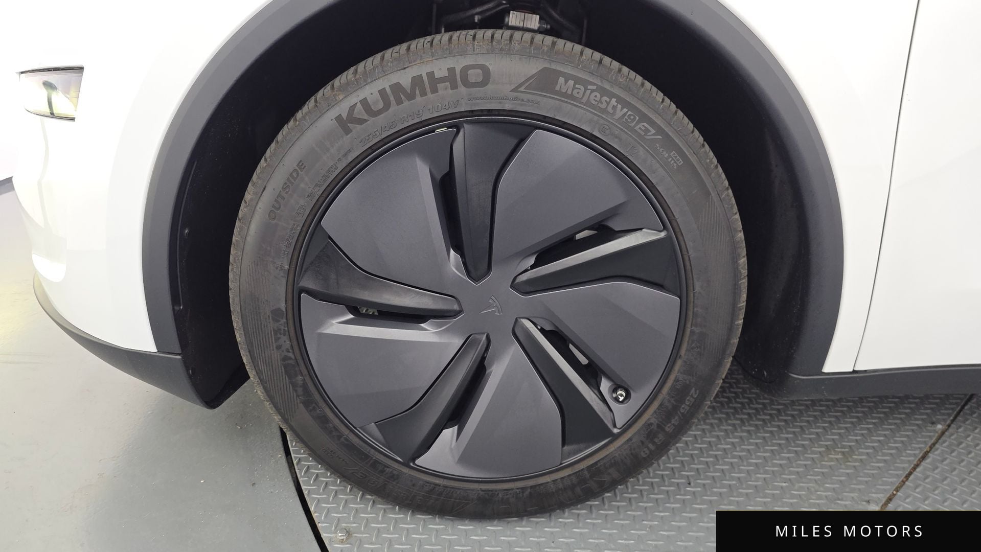 Tesla Model Y 2025 — миниатюра 5