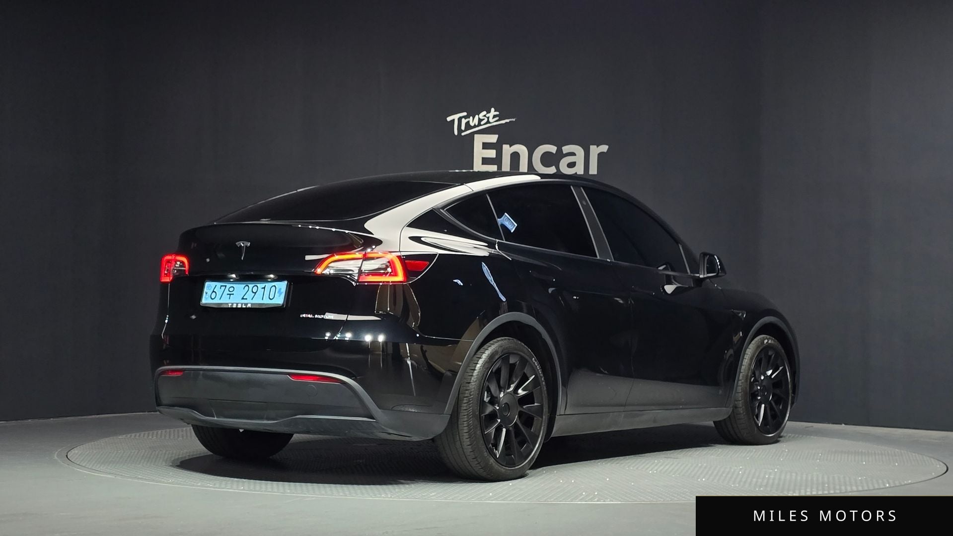 Tesla Model Y 2023 — миниатюра 2