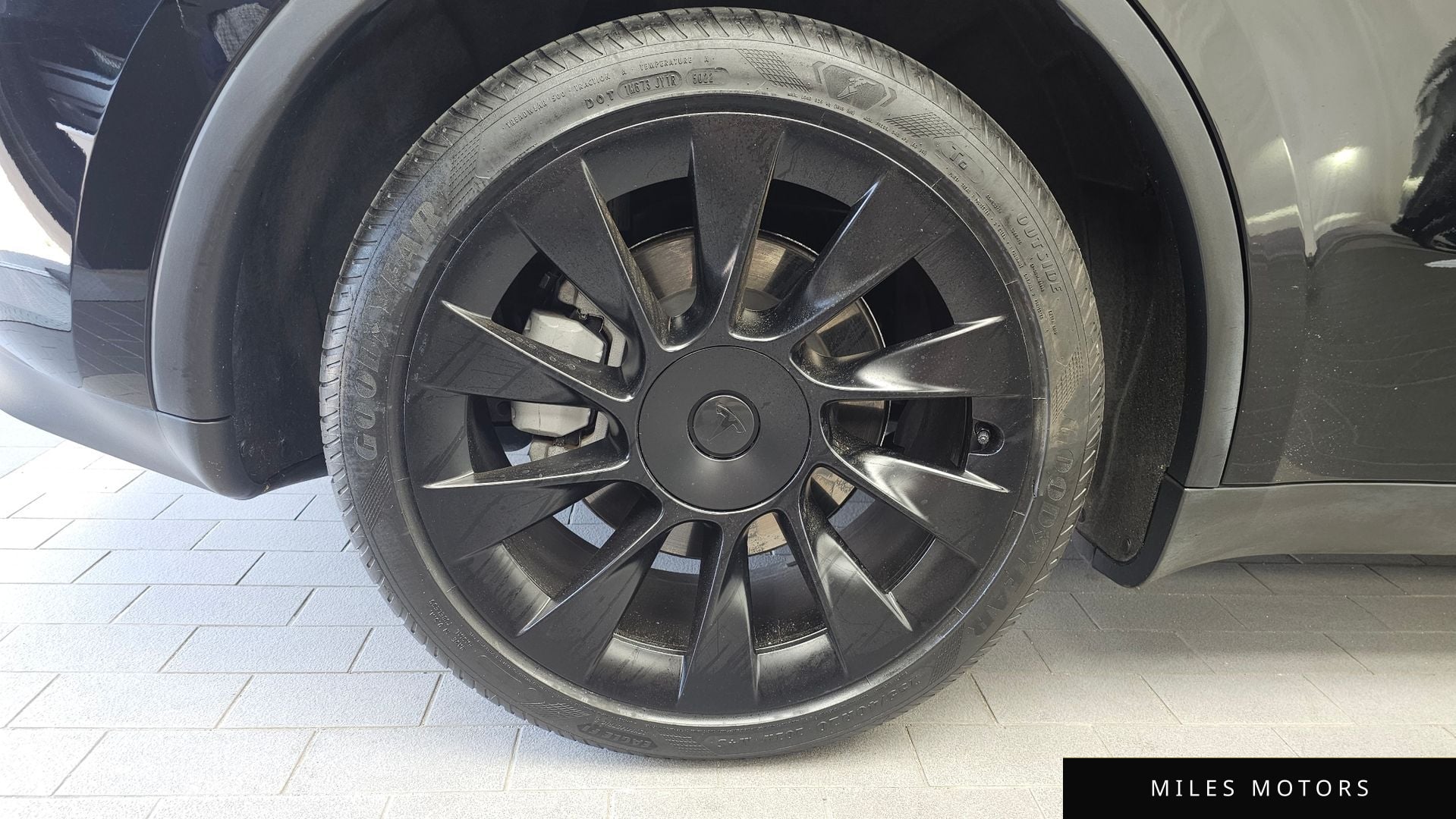 Tesla Model Y 2023 — миниатюра 5