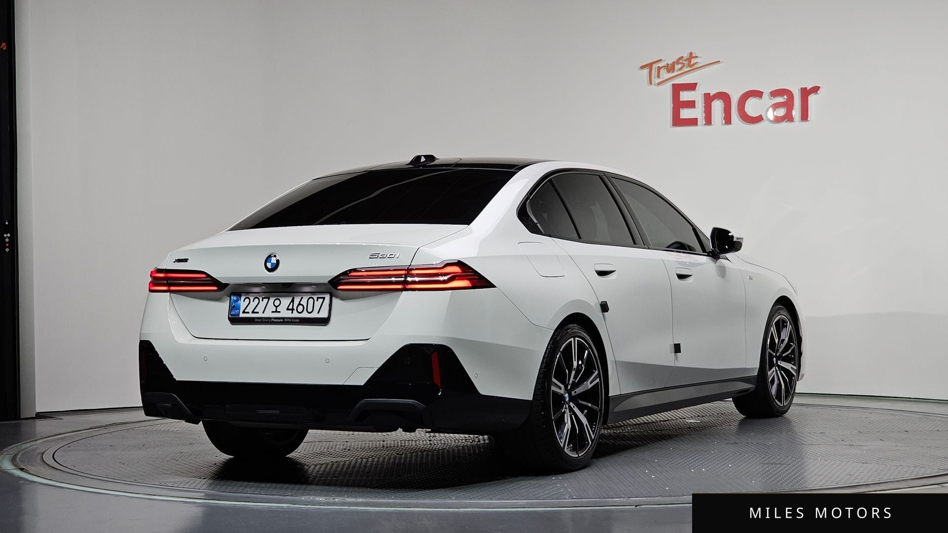 BMW 5 Series (G60) 2024 — миниатюра 2