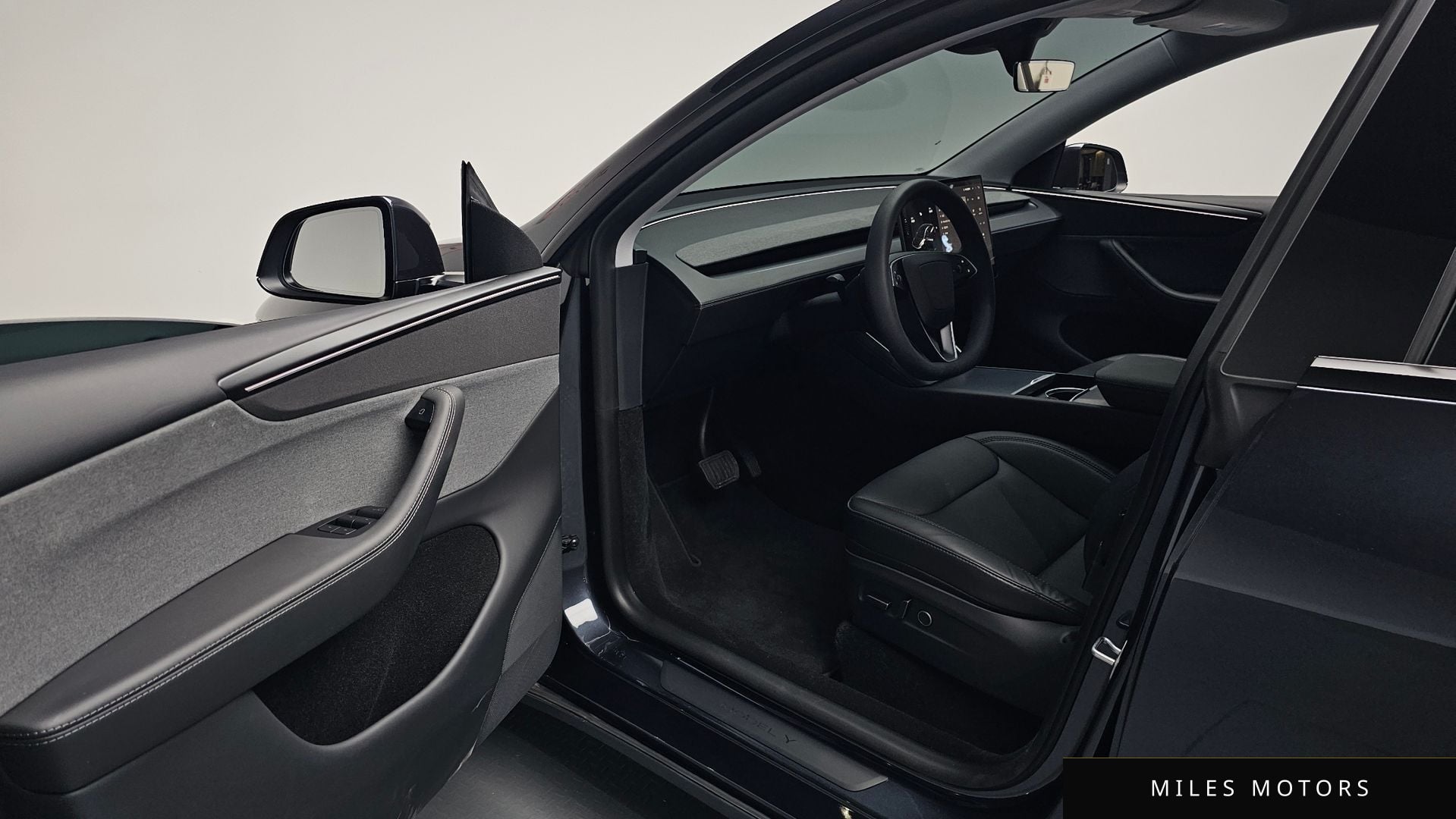 Tesla Model Y 2025 — миниатюра 12