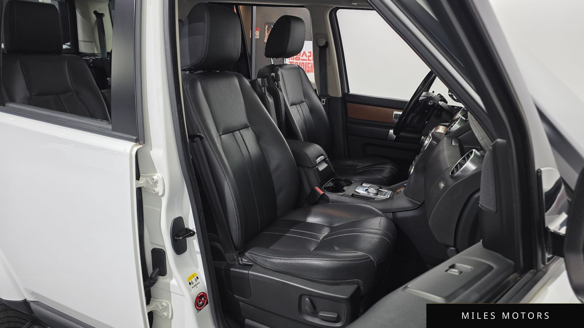 Land Rover Discovery 2016 — миниатюра 12