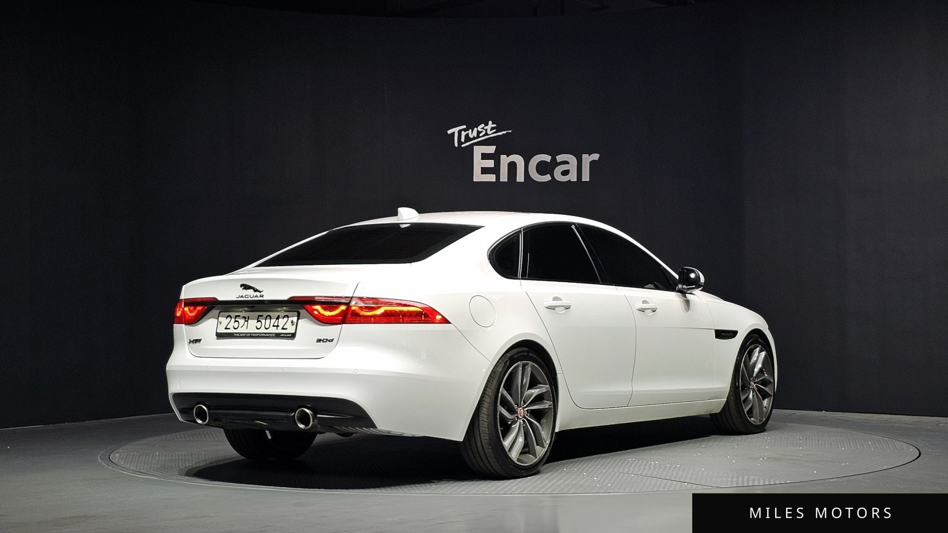 Jaguar XF (X260) 2017 — миниатюра 2