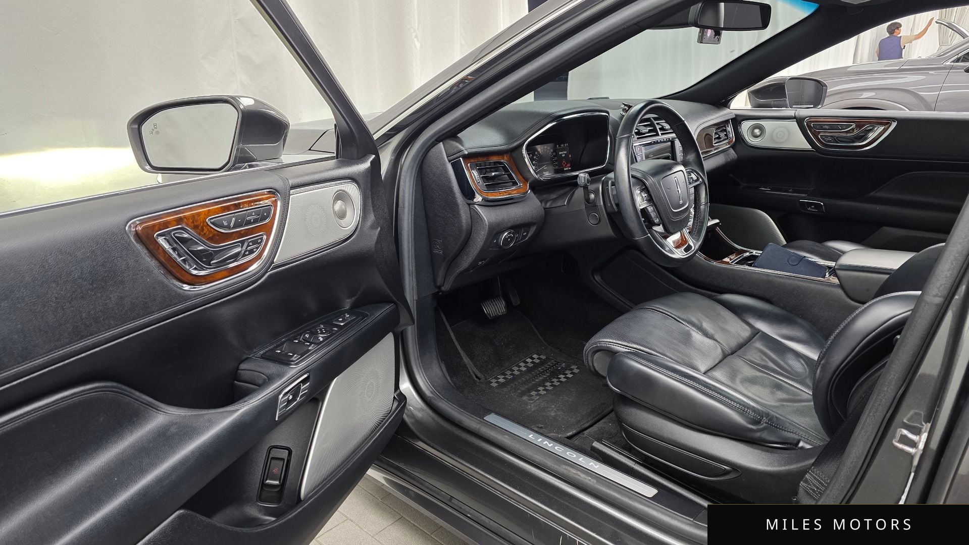 Lincoln Continental 2017 — миниатюра 10