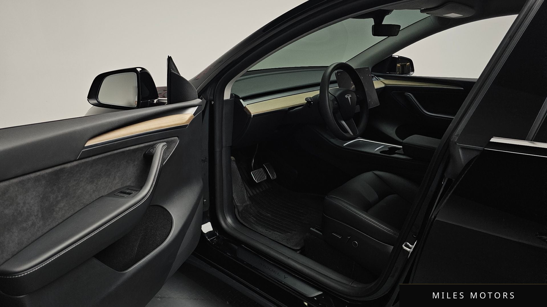 Tesla Model Y 2024 — миниатюра 12