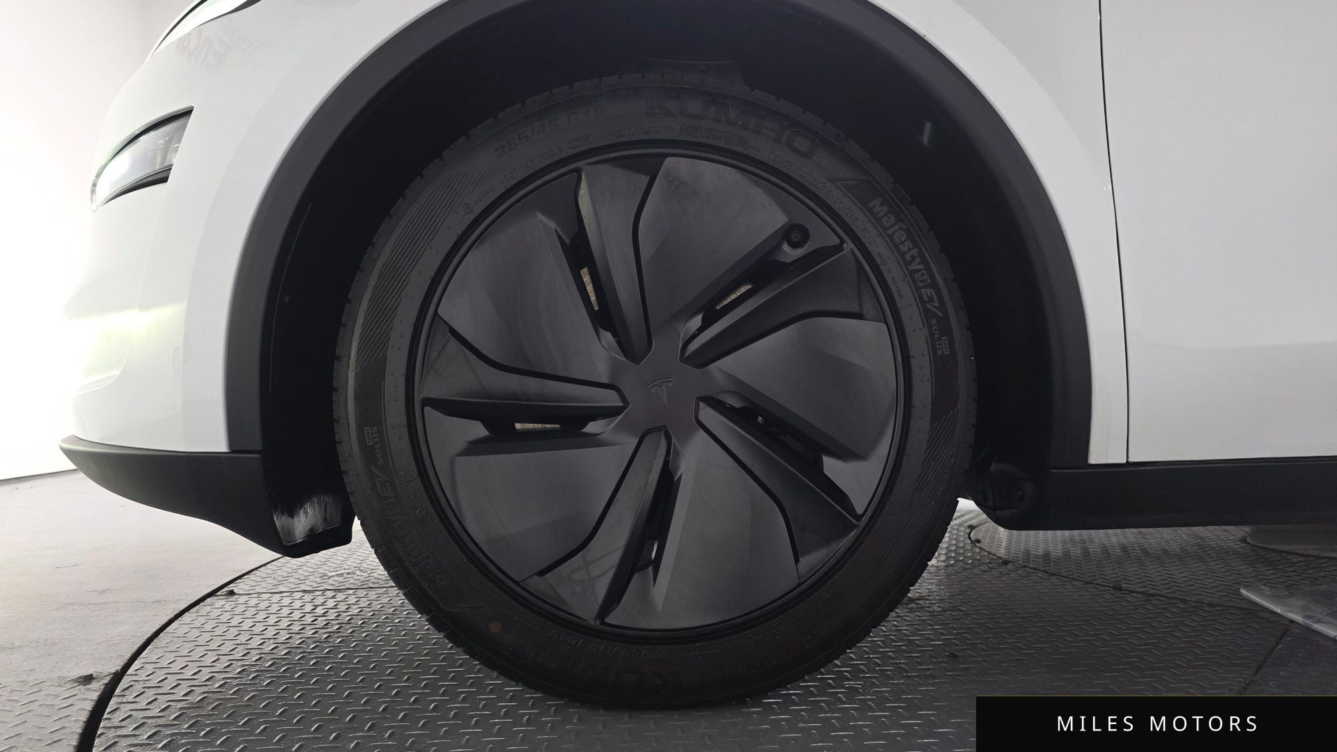 Tesla Model Y 2025 — миниатюра 4
