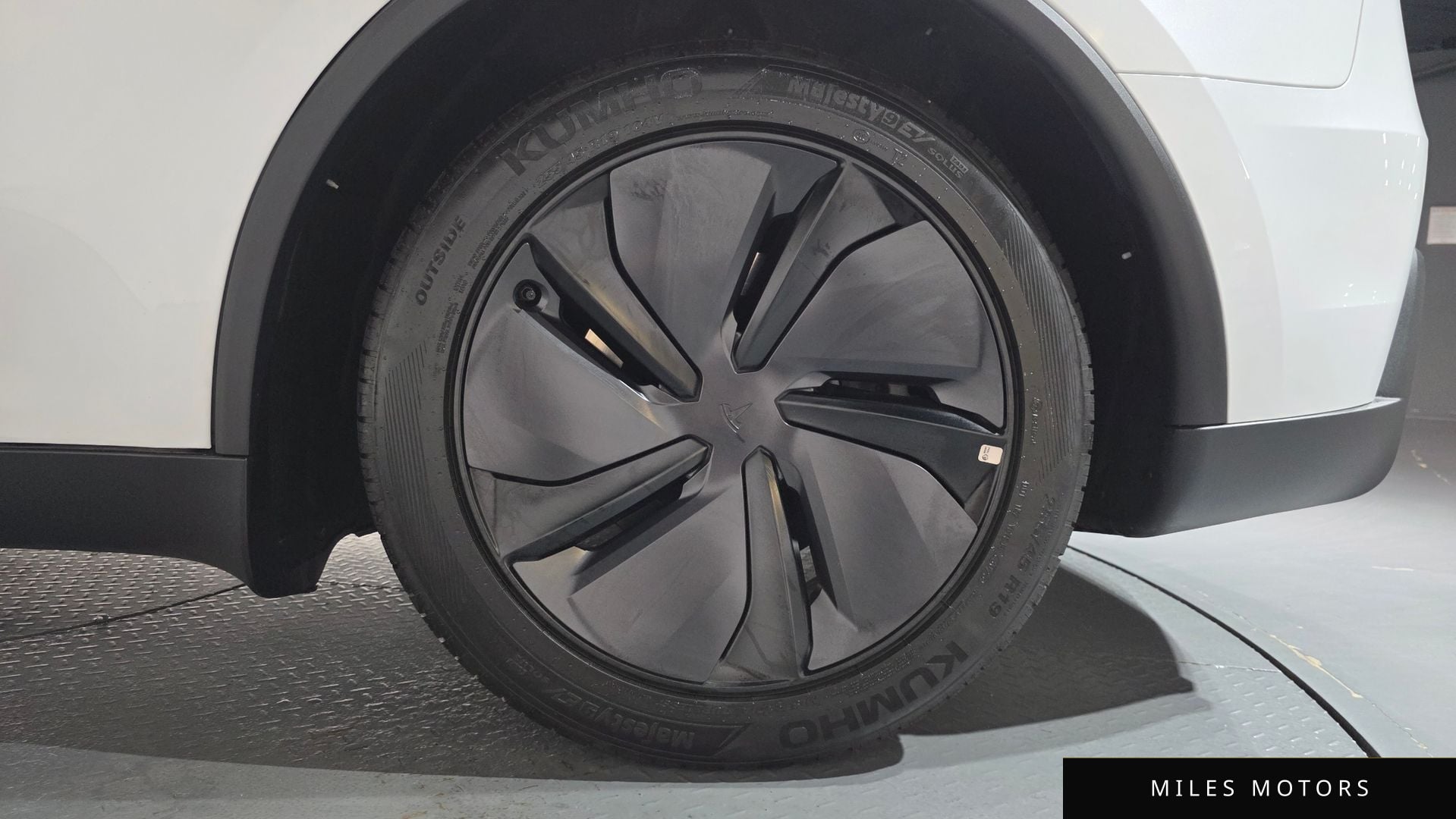 Tesla Model Y 2025 — миниатюра 6
