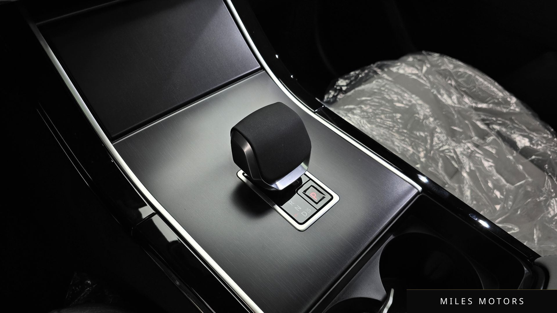 Land Rover Range Rover Velar 2026 — миниатюра 12