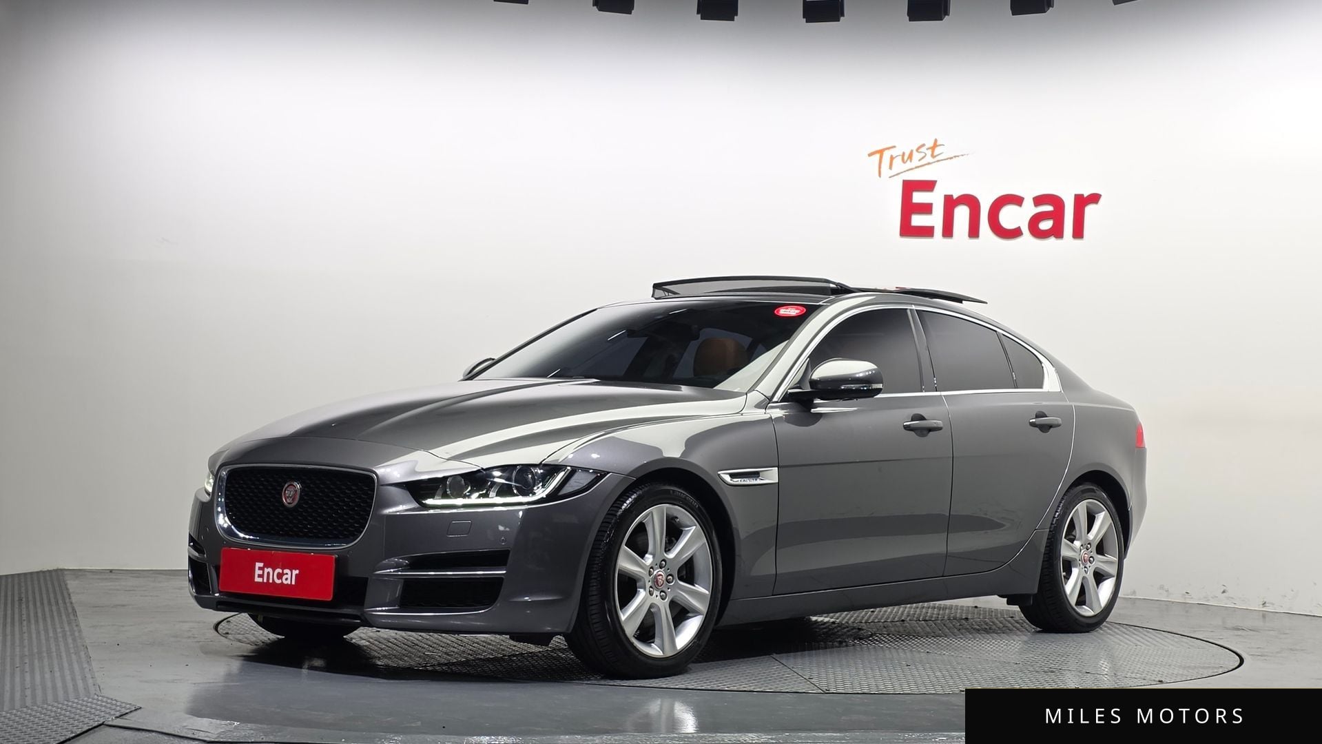 Jaguar XE 2016 — фото 1 из 12