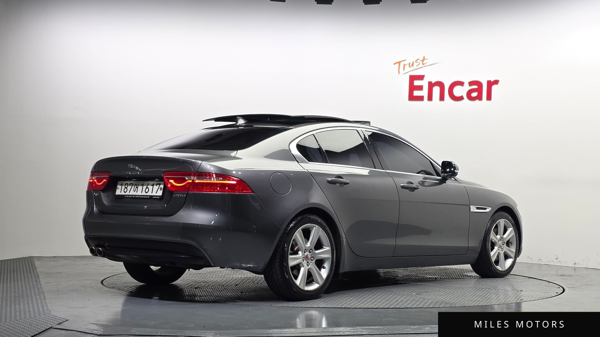 Jaguar XE 2016 — миниатюра 2
