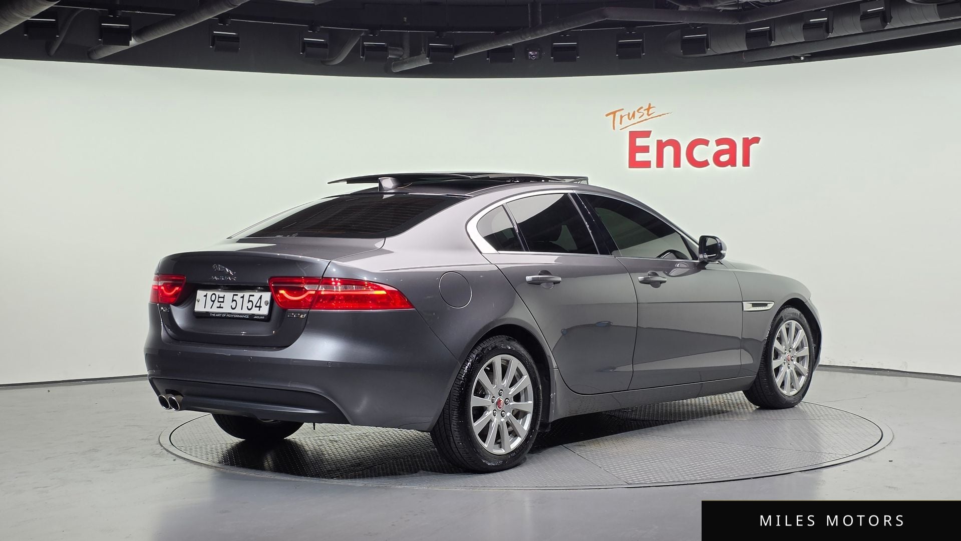 Jaguar XE 2018 — миниатюра 2