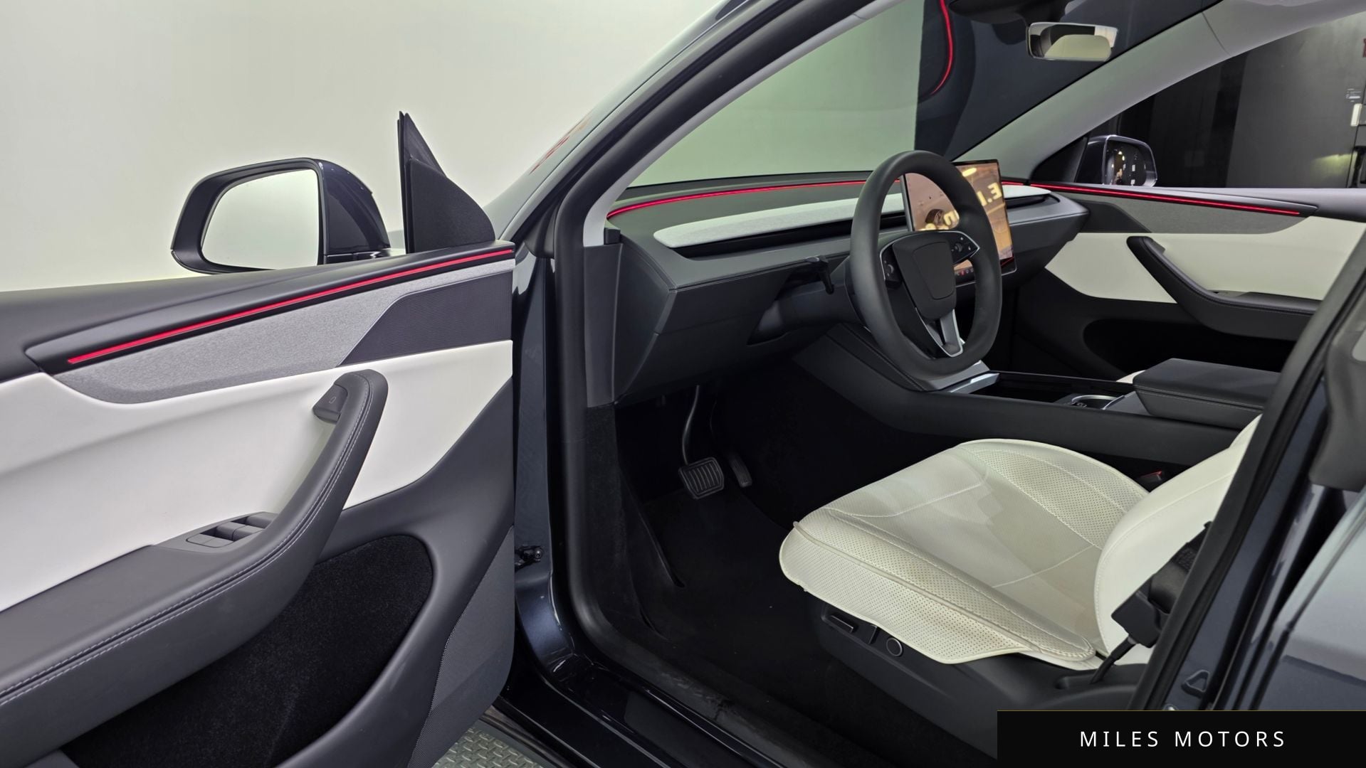 Tesla Model Y 2025 — миниатюра 12