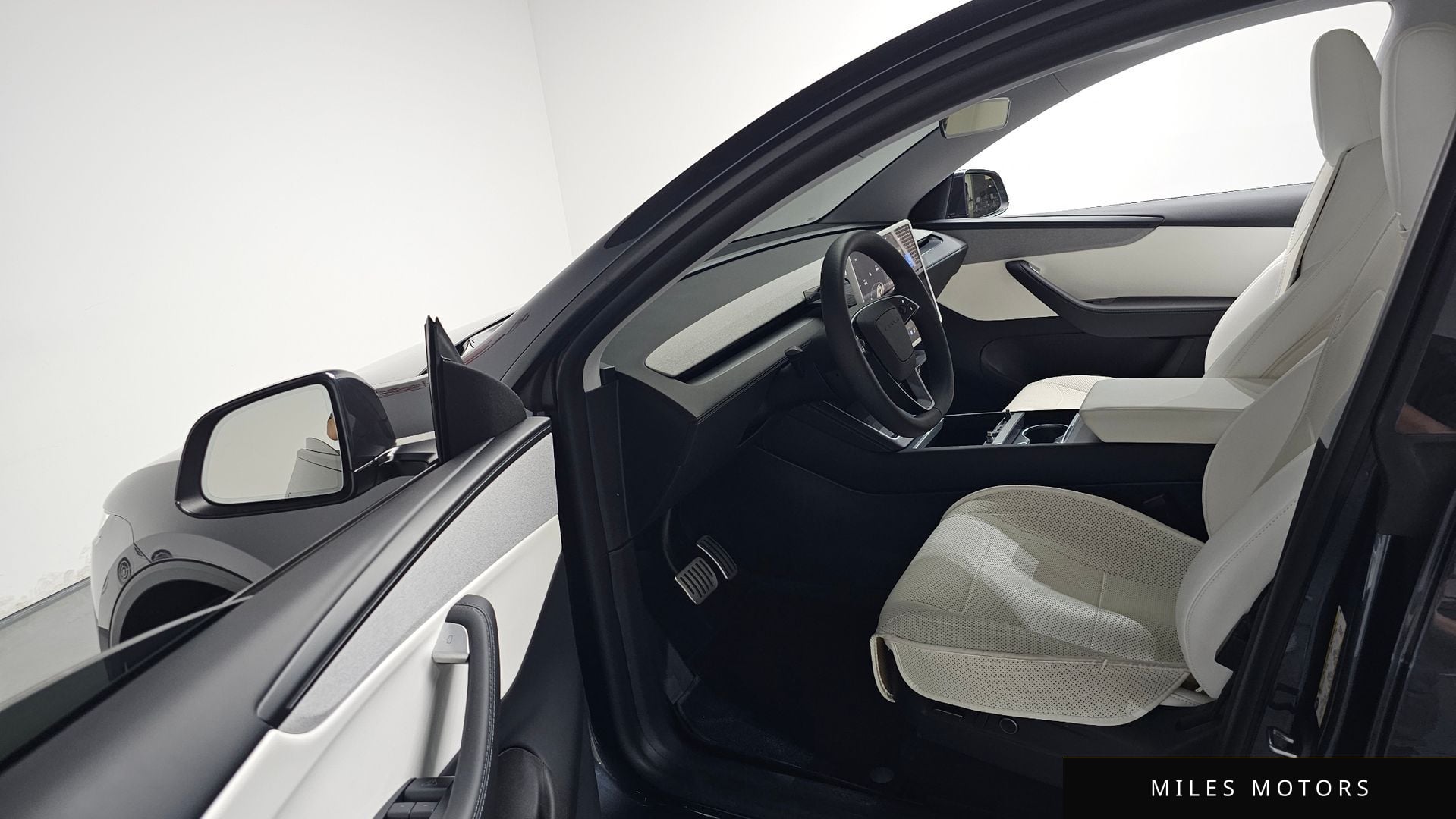 Tesla Model Y 2025 — миниатюра 12